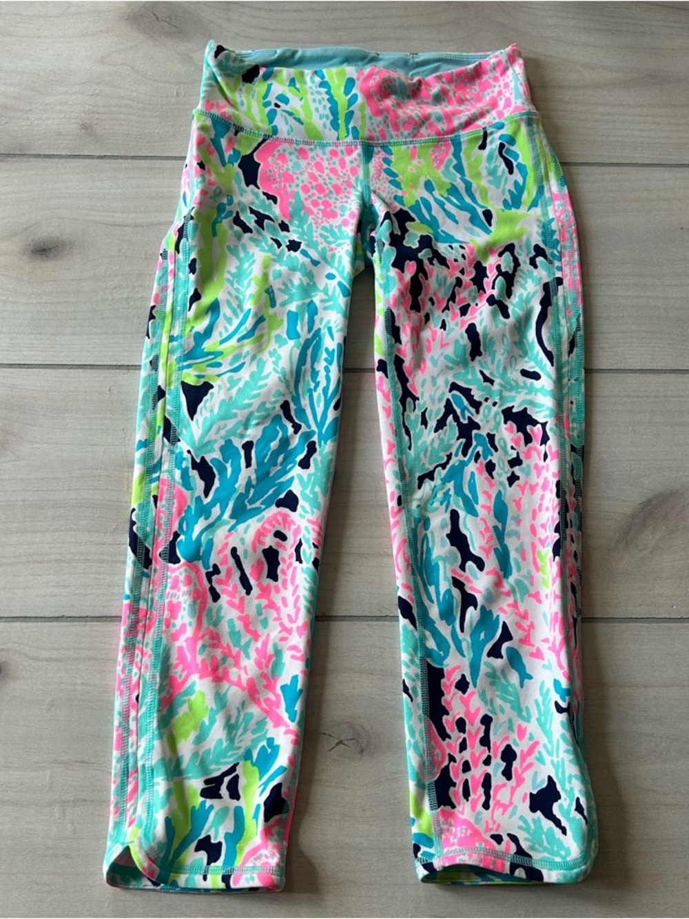 Lilly Pulitzer Luxletic Tropical Coral Resort Cropped 28" Active Leggings - Picture 1 of 5